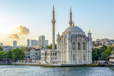 İstanbul, Türkiye - 19 Ağustos 2019 : Ortaköy Camii ve Boğaziçi Köprüsü, Ortaköy Camii'nin İçi ve Boğaziçi Köprüsü, İstanbul, Türkiye