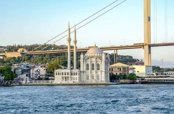 İstanbul, Türkiye - 19 Ağustos 2019 : Ortaköy Camii ve Boğaziçi Köprüsü, Ortaköy Camii'nin İçi ve Boğaziçi Köprüsü, İstanbul, Türkiye
