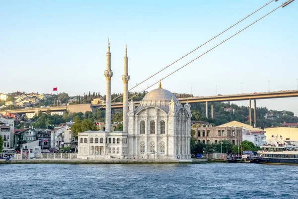 İstanbul, Türkiye - 19 Ağustos 2019 : Ortaköy Camii ve Boğaziçi Köprüsü, Ortaköy Camii'nin İçi ve Boğaziçi Köprüsü, İstanbul, Türkiye