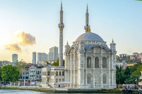 İstanbul, Türkiye - 19 Ağustos 2019 : Ortaköy Camii ve Boğaziçi Köprüsü, Ortaköy Camii'nin İçi ve Boğaziçi Köprüsü, İstanbul, Türkiye