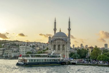 İstanbul, Türkiye - 19 Ağustos 2019 : Ortaköy Camii ve Boğaziçi Köprüsü, Ortaköy Camii'nin İçi ve Boğaziçi Köprüsü, İstanbul, Türkiye