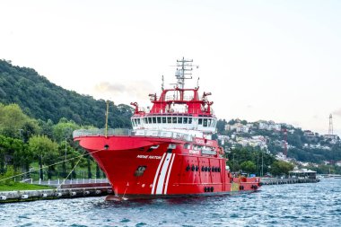 İstanbul, Türkiye 19 Ağustos 2019: Sahil Güvenlik devriye botu kurtarmaya koştu. Haliç'te İstanbul manzarası.