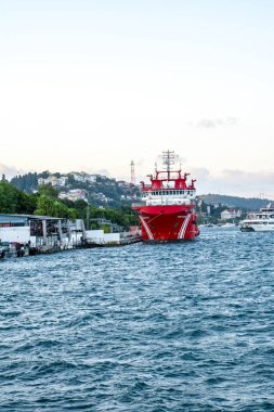 İstanbul, Türkiye 19 Ağustos 2019: Sahil Güvenlik devriye botu kurtarmaya koştu. Haliç'te İstanbul manzarası.