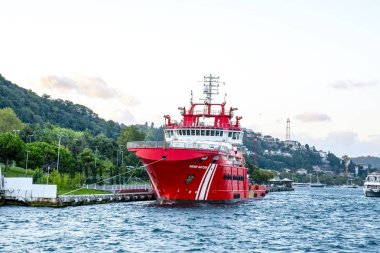 İstanbul, Türkiye 19 Ağustos 2019: Sahil Güvenlik devriye botu kurtarmaya koştu. Haliç'te İstanbul manzarası.