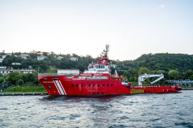 İstanbul, Türkiye 19 Ağustos 2019: Sahil Güvenlik devriye botu kurtarmaya koştu. Haliç'te İstanbul manzarası.