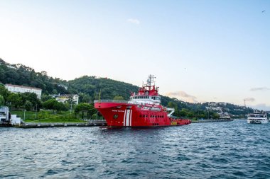 İstanbul, Türkiye 19 Ağustos 2019: Sahil Güvenlik devriye botu kurtarmaya koştu. Haliç'te İstanbul manzarası.