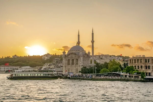 İstanbul, Türkiye - 19 Ağustos 2019 : Ortaköy Camii ve Boğaziçi Köprüsü, Ortaköy Camii'nin İçi ve Boğaziçi Köprüsü, İstanbul, Türkiye