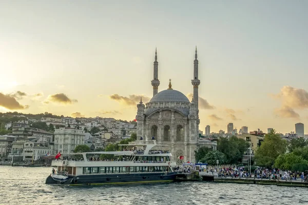 İstanbul, Türkiye - 19 Ağustos 2019 : Ortaköy Camii ve Boğaziçi Köprüsü, Ortaköy Camii'nin İçi ve Boğaziçi Köprüsü, İstanbul, Türkiye