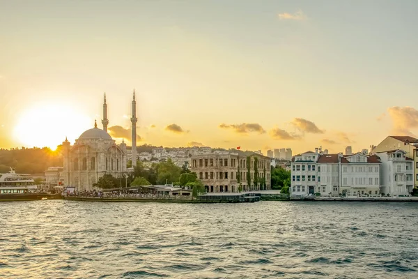 İstanbul, Türkiye - 19 Ağustos 2019 : Ortaköy Camii ve Boğaziçi Köprüsü, Ortaköy Camii'nin İçi ve Boğaziçi Köprüsü, İstanbul, Türkiye