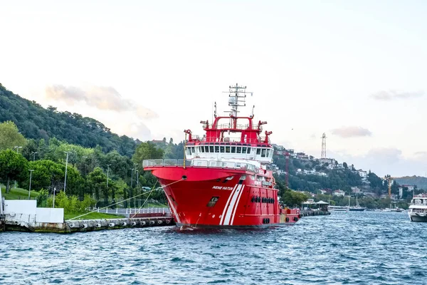 İstanbul, Türkiye 19 Ağustos 2019: Sahil Güvenlik devriye botu kurtarmaya koştu. Haliç'te İstanbul manzarası.
