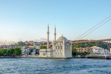 İstanbul, Türkiye - 19 Ağustos 2019 : Ortaköy Camii ve Boğaziçi Köprüsü, Ortaköy Camii'nin İçi ve Boğaziçi Köprüsü, İstanbul, Türkiye