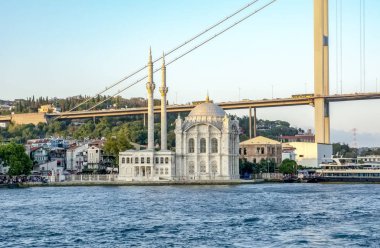İstanbul, Türkiye - 19 Ağustos 2019 : Ortaköy Camii ve Boğaziçi Köprüsü, Ortaköy Camii'nin İçi ve Boğaziçi Köprüsü, İstanbul, Türkiye