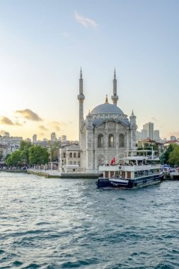 İstanbul, Türkiye - 19 Ağustos 2019 : Ortaköy Camii ve Boğaziçi Köprüsü, Ortaköy Camii'nin İçi ve Boğaziçi Köprüsü, İstanbul, Türkiye