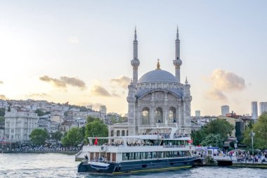 İstanbul, Türkiye - 19 Ağustos 2019 : Ortaköy Camii ve Boğaziçi Köprüsü, Ortaköy Camii'nin İçi ve Boğaziçi Köprüsü, İstanbul, Türkiye