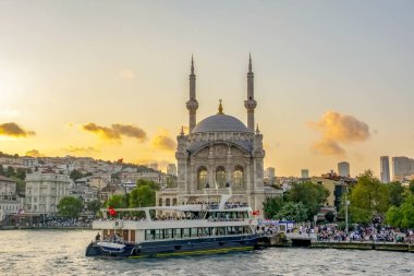 İstanbul, Türkiye - 19 Ağustos 2019 : Ortaköy Camii ve Boğaziçi Köprüsü, Ortaköy Camii'nin İçi ve Boğaziçi Köprüsü, İstanbul, Türkiye