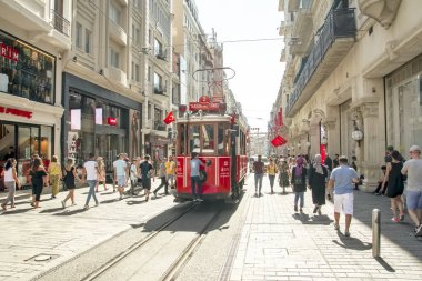 Taksim İstanbul, Türkiye 19 Ağustos 2019: Akşam Taksim İstiklal Caddesi'nde nostaljik Kırmızı Tramvay. Taksim İstiklal Caddesi İstanbul'un popüler destinasyonlarıdır. Beyoğlu, Taksim, İstanbul. Türkiye.