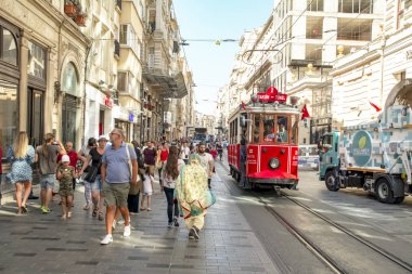 Taksim İstanbul, Türkiye 19 Ağustos 2019: Akşam Taksim İstiklal Caddesi'nde nostaljik Kırmızı Tramvay. Taksim İstiklal Caddesi İstanbul'un popüler destinasyonlarıdır. Beyoğlu, Taksim, İstanbul. Türkiye.