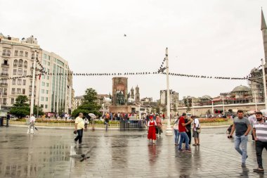 Taksim İstanbul, Türkiye 19 Ağustos 2019: Akşam Taksim İstiklal Caddesi'nde nostaljik Kırmızı Tramvay. Taksim İstiklal Caddesi İstanbul'un popüler destinasyonlarıdır. Beyoğlu, Taksim, İstanbul. Türkiye.
