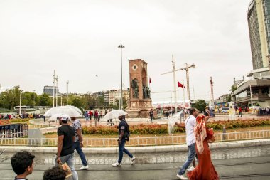 Taksim İstanbul, Türkiye 19 Ağustos 2019: Akşam Taksim İstiklal Caddesi'nde nostaljik Kırmızı Tramvay. Taksim İstiklal Caddesi İstanbul'un popüler destinasyonlarıdır. Beyoğlu, Taksim, İstanbul. Türkiye.
