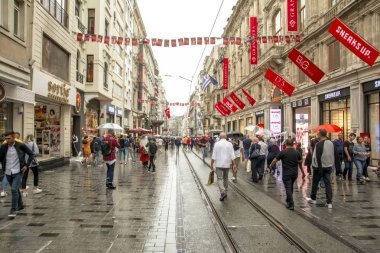 Taksim İstanbul, Türkiye 19 Ağustos 2019: Akşam Taksim İstiklal Caddesi'nde nostaljik Kırmızı Tramvay. Taksim İstiklal Caddesi İstanbul'un popüler destinasyonlarıdır. Beyoğlu, Taksim, İstanbul. Türkiye.