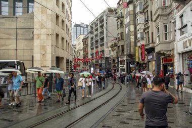 Taksim İstanbul, Türkiye 19 Ağustos 2019: Akşam Taksim İstiklal Caddesi'nde nostaljik Kırmızı Tramvay. Taksim İstiklal Caddesi İstanbul'un popüler destinasyonlarıdır. Beyoğlu, Taksim, İstanbul. Türkiye.