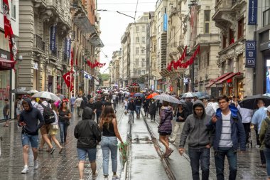 Taksim İstanbul, Türkiye 19 Ağustos 2019: Akşam Taksim İstiklal Caddesi'nde nostaljik Kırmızı Tramvay. Taksim İstiklal Caddesi İstanbul'un popüler destinasyonlarıdır. Beyoğlu, Taksim, İstanbul. Türkiye.