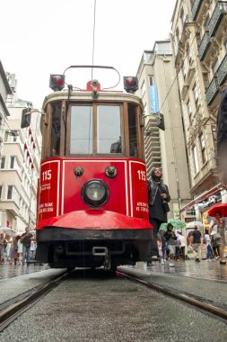 Taksim İstanbul, Türkiye 19 Ağustos 2019: Akşam Taksim İstiklal Caddesi'nde nostaljik Kırmızı Tramvay. Taksim İstiklal Caddesi İstanbul'un popüler destinasyonlarıdır. Beyoğlu, Taksim, İstanbul. Türkiye.