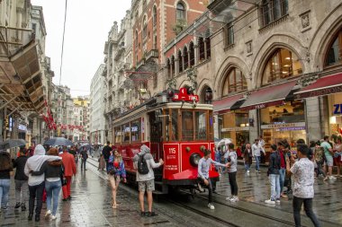 Taksim İstanbul, Türkiye 19 Ağustos 2019: Akşam Taksim İstiklal Caddesi'nde nostaljik Kırmızı Tramvay. Taksim İstiklal Caddesi İstanbul'un popüler destinasyonlarıdır. Beyoğlu, Taksim, İstanbul. Türkiye.