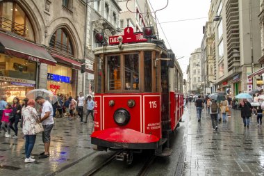 Taksim İstanbul, Türkiye 19 Ağustos 2019: Akşam Taksim İstiklal Caddesi'nde nostaljik Kırmızı Tramvay. Taksim İstiklal Caddesi İstanbul'un popüler destinasyonlarıdır. Beyoğlu, Taksim, İstanbul. Türkiye.
