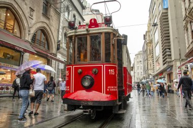 Taksim İstanbul, Türkiye 19 Ağustos 2019: Akşam Taksim İstiklal Caddesi'nde nostaljik Kırmızı Tramvay. Taksim İstiklal Caddesi İstanbul'un popüler destinasyonlarıdır. Beyoğlu, Taksim, İstanbul. Türkiye.