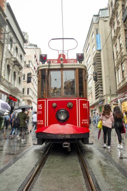 Taksim İstanbul, Türkiye 19 Ağustos 2019: Akşam Taksim İstiklal Caddesi'nde nostaljik Kırmızı Tramvay. Taksim İstiklal Caddesi İstanbul'un popüler destinasyonlarıdır. Beyoğlu, Taksim, İstanbul. Türkiye.