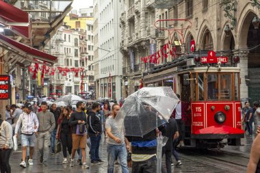 Taksim İstanbul, Türkiye 19 Ağustos 2019: Akşam Taksim İstiklal Caddesi'nde nostaljik Kırmızı Tramvay. Taksim İstiklal Caddesi İstanbul'un popüler destinasyonlarıdır. Beyoğlu, Taksim, İstanbul. Türkiye.