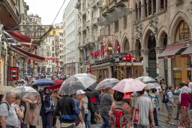 Taksim İstanbul, Türkiye 19 Ağustos 2019: Akşam Taksim İstiklal Caddesi'nde nostaljik Kırmızı Tramvay. Taksim İstiklal Caddesi İstanbul'un popüler destinasyonlarıdır. Beyoğlu, Taksim, İstanbul. Türkiye.