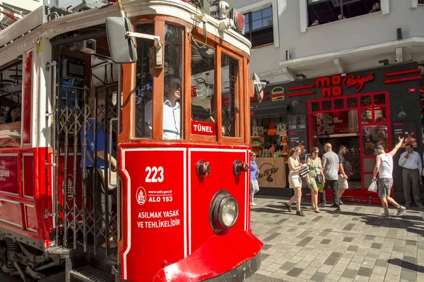 Таксим Стамбул Турция Августа 2019 Года Ностальгический Красный Трамвай Улице — стоковое фото