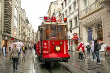 Taksim İstanbul, Türkiye 19 Ağustos 2019: Akşam Taksim İstiklal Caddesi'nde nostaljik Kırmızı Tramvay. Taksim İstiklal Caddesi İstanbul'un popüler destinasyonlarıdır. Beyoğlu, Taksim, İstanbul. Türkiye.