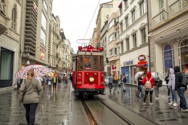 Taksim İstanbul, Türkiye 19 Ağustos 2019: Akşam Taksim İstiklal Caddesi'nde nostaljik Kırmızı Tramvay. Taksim İstiklal Caddesi İstanbul'un popüler destinasyonlarıdır. Beyoğlu, Taksim, İstanbul. Türkiye.