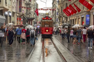 Taksim İstanbul, Türkiye 19 Ağustos 2019: Akşam Taksim İstiklal Caddesi'nde nostaljik Kırmızı Tramvay. Taksim İstiklal Caddesi İstanbul'un popüler destinasyonlarıdır. Beyoğlu, Taksim, İstanbul. Türkiye.