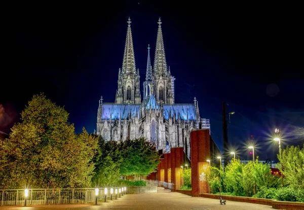 德国北莱茵 威斯特法伦地区科隆城市天际线下的科隆大教堂 Kolner Dom 和莱茵河的夜景 — 图库照片