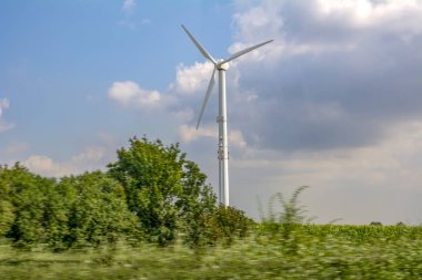 güç hattı günbatımında Rüzgar türbinleri 