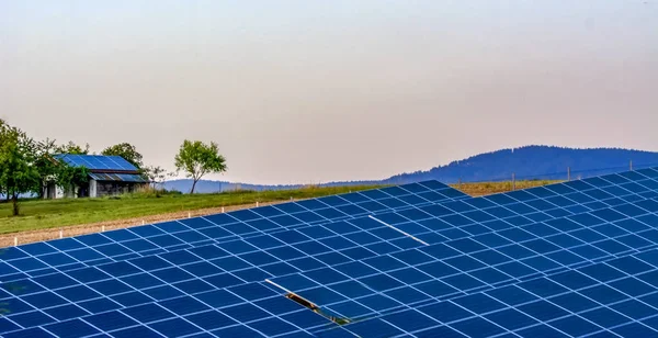 Paneles Solares Contra Cielo Azul — Foto de Stock