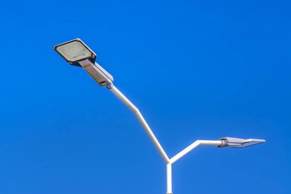 Уличные фонари на фоне красивого голубого неба
