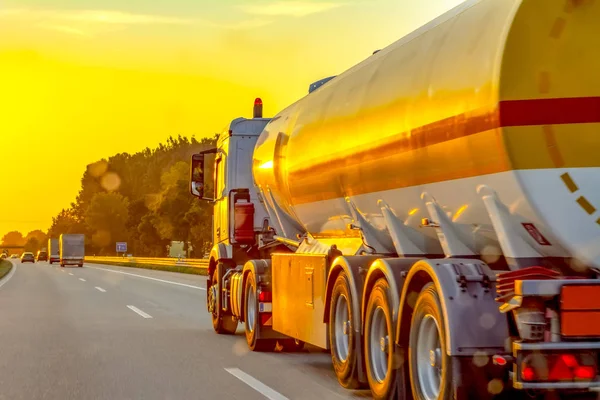 Tanker ile krom tanker karayolu üzerinde. Ziyaret çalışma