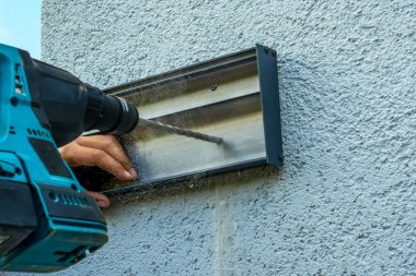 Elektronik sondaj penceresi kullanan adam