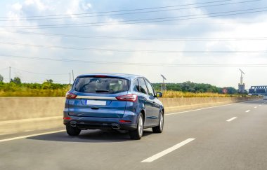 Otoyol trafiği. Yazın otoyolda araba.