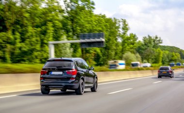 Otoyol trafiği. Yazın otoyolda araba.