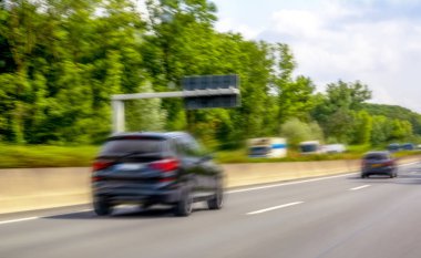 Otoyol trafiği. Yazın otoyolda araba.