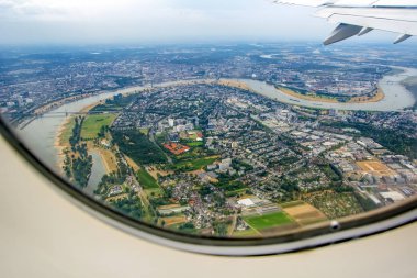 Uçaktan Ren ve Dsseldorf manzarası