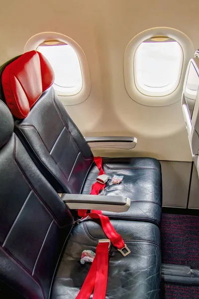 Dramatik günbatımı ışığında bulutların üzerinde uçan bir uçağın yolcu koltuğundan görüntüsü. Görüntünün yüksek çözünürlüğü. Hızlı seyahat ve ulaşım kavramı