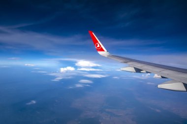 Dsseldorf, Almanya - 09 Ağustos 2019: Dsseldorf Havaalanı 'na iniş sırasında Türk Hava Yolları uçağının kanadı. Uçaktan Ren ve Dsseldorf manzarası