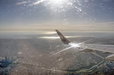 İstanbul Türkiye - 09 Ağustos 2019: İstanbul Havalimanı 'na inerken Türk Hava Yolları uçağının kanadı. İstanbul 'un uçaktan görünüşü